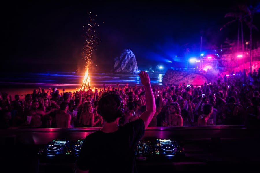 Main-Stage eines Festivals mit Pyro und Publikum