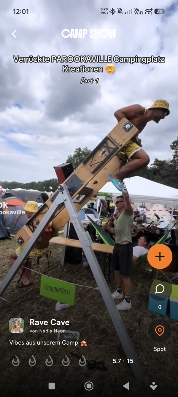 CampShow-Feed in der BASSCAMP-App: verrückte Camp-Kreationen und Vibes aus den Festival-Camps